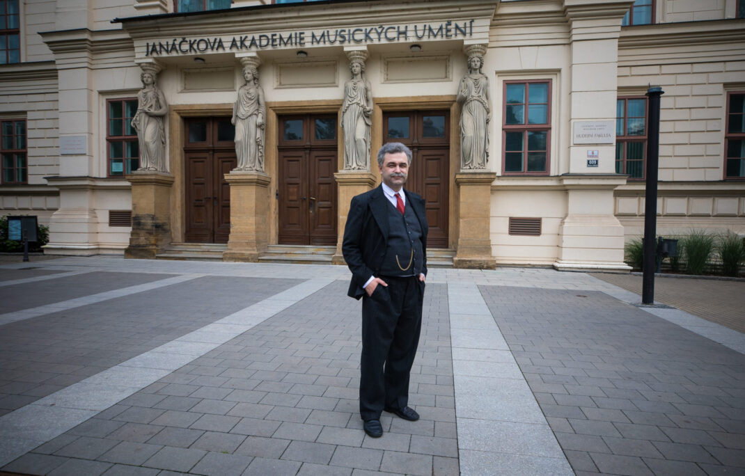 Leoš Janáček ožívá na chodbách JAMU v hudebním klipu k jeho 170. narozeninám