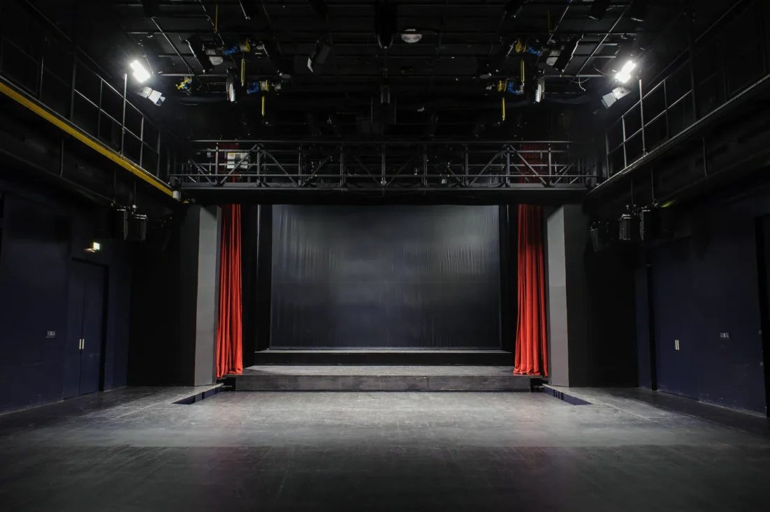 DnO-divadelni-sal-2-Miroslav-Kruma